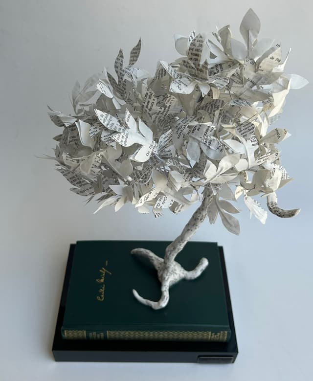 
        <p>Escultura em bookart, criada a partir de um livro de poemas de Cecília Meireles.</p>
        <p>Técnica: livroarte/ bookart</p>
        <p>Dimensões: 40 x 22 x 16 cm</p>
        <p>Artista: Patrícia Resi</p>
      